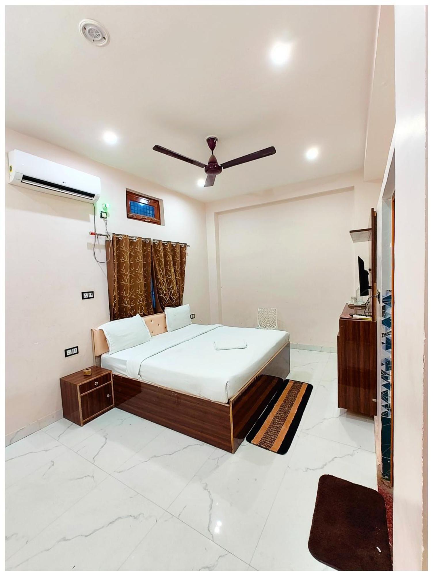 S S Palace - Ully Air Conditioned At Prime Location - Kashi Vishwanath Temple - Hygiene & Spacious