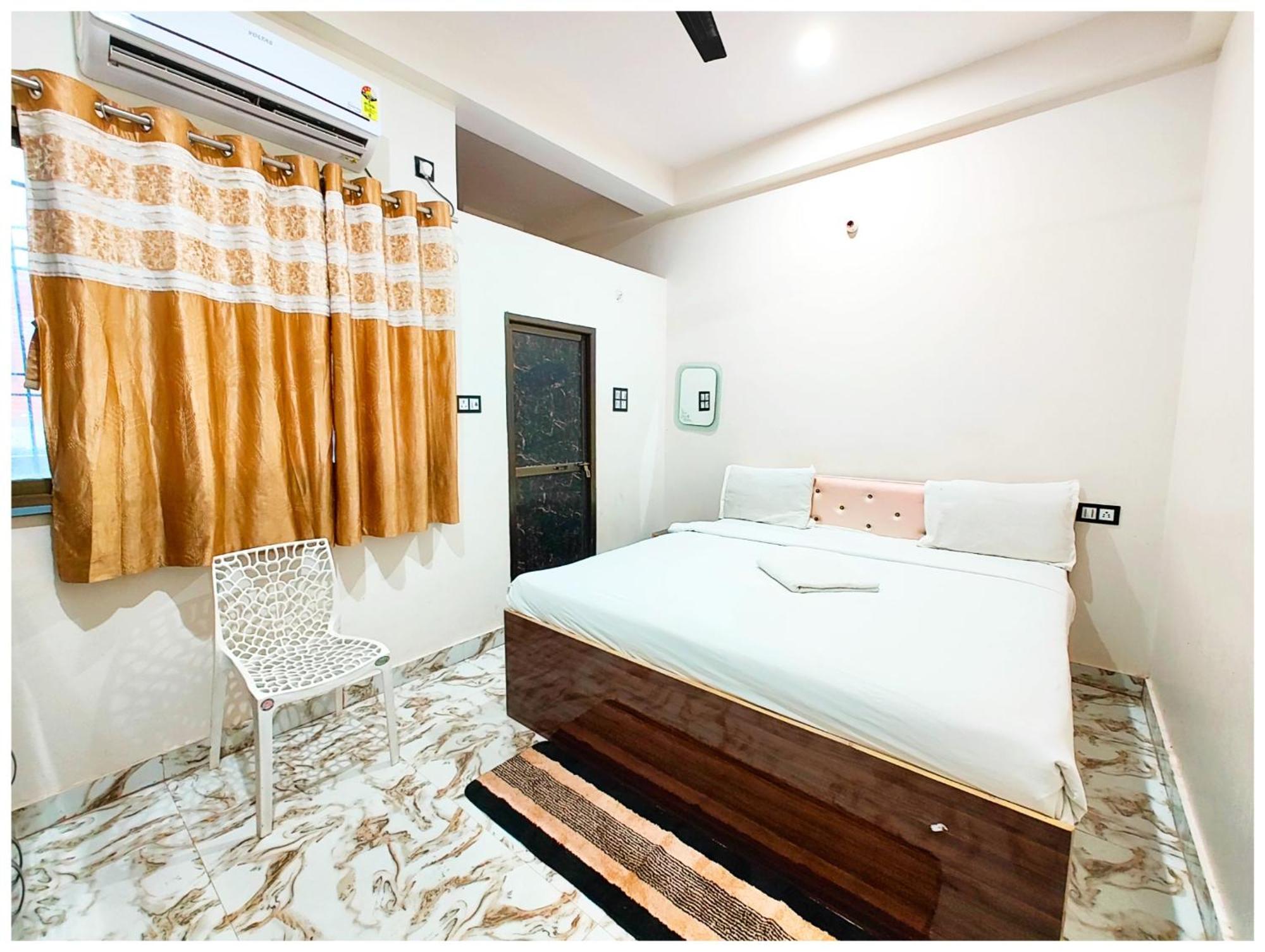 S S Palace - Ully Air Conditioned At Prime Location - Kashi Vishwanath Temple - Hygiene & Spacious Hotel
